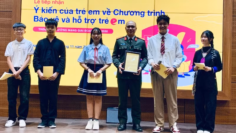 Tại buổi lễ, 5 em nhỏ đại diện cho 2.775 trẻ em tại 16 tỉnh, thành phố trên cả nước đã có phần trình bày về thực trạng, lợi ích và rủi ro khi trẻ em tham gia môi trường mạng.