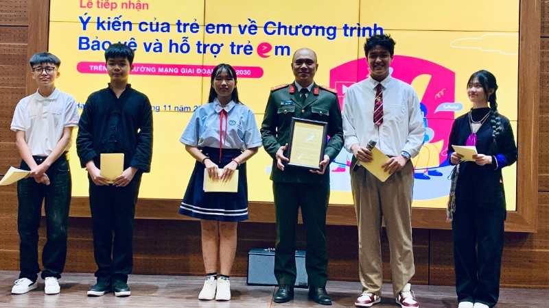 Tại buổi lễ, 5 em nhỏ đại diện cho 2.775 trẻ em tại 16 tỉnh, thành phố trên cả nước đã có phần trình bày về thực trạng, lợi ích và rủi ro khi trẻ em tham gia môi trường mạng.