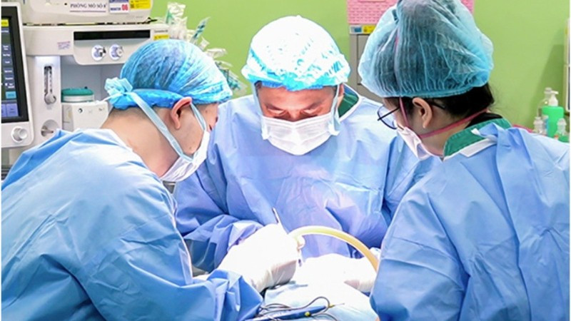 Ê-kíp phẫu thuật bóc tách khối u bằng những thao tác chính xác, để bảo tồn mạch máu và dây thần kinh cho bé P.A