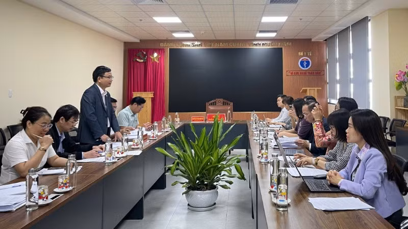 Thạc sĩ, bác sĩ chuyên khoa I Hoàng Trọng Quý, Phó Giám đốc Sở Y tế thành phố Huế trao đổi về công tác dân số của thành phố. 