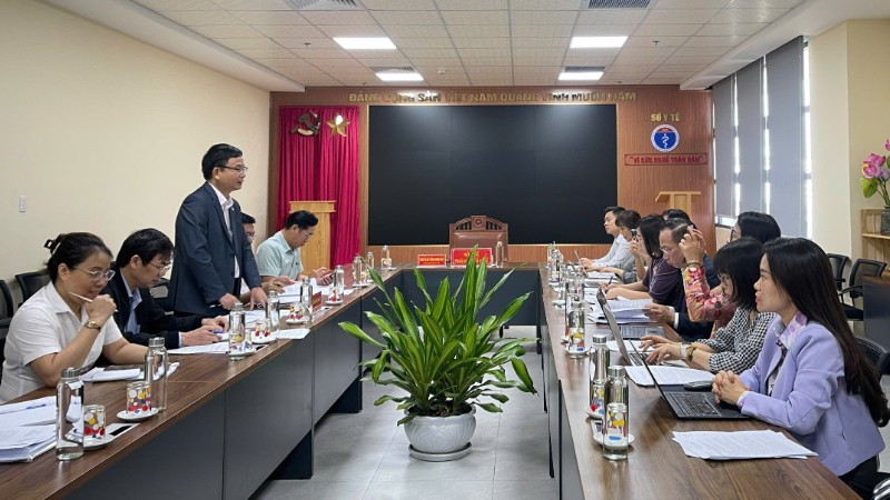 Thạc sĩ, bác sĩ chuyên khoa I Hoàng Trọng Quý, Phó Giám đốc Sở Y tế thành phố Huế trao đổi về công tác dân số của thành phố. 