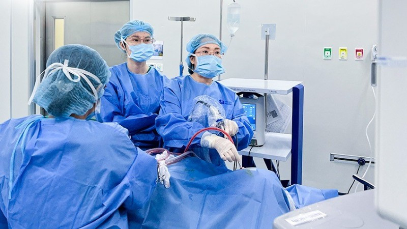 Thạc sĩ, bác sĩ chuyên khoa II Trần Thị Thúy Hằng phẫu thuật cho người bệnh. 