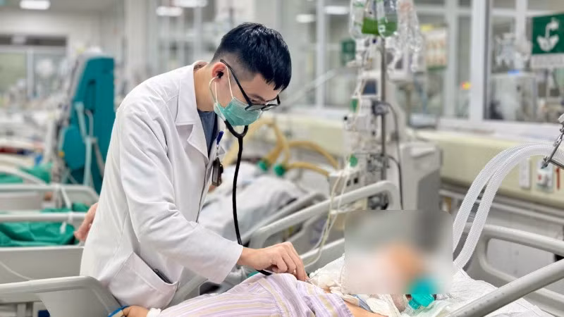 Bác sĩ thăm khám cho người bệnh.