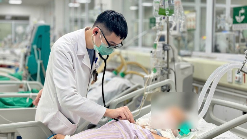 Bác sĩ thăm khám cho người bệnh.