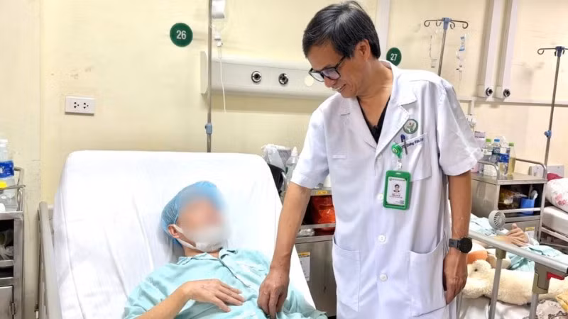 Phó Giáo sư, Tiến sĩ Đồng Văn Hệ thăm khám người bệnh sau phẫu thuật.