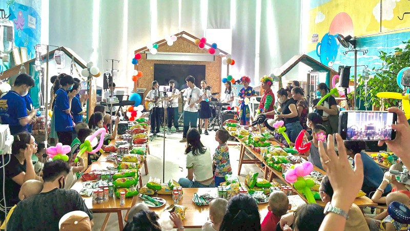 Tiệc sinh nhật cho bệnh nhi tại Bệnh viện Nhi Trung ương. 