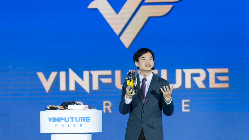 Giáo sư Raymond Kai-yu Tong giới thiệu sản phẩm “Bàn tay Hy vọng” (Hand of Hope).