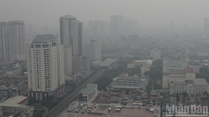 Tình trạng không khí Hà Nội vẫn tiếp tục ở mức rất xấu. (Ảnh: HOÀI AN)