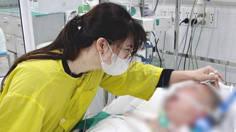 Người vợ tiễn biệt chồng lần cuối.