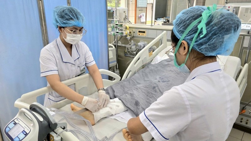 Bệnh nhân đang được chăm sóc, theo dõi rất sát sao tại Bệnh viện Bạch Mai.