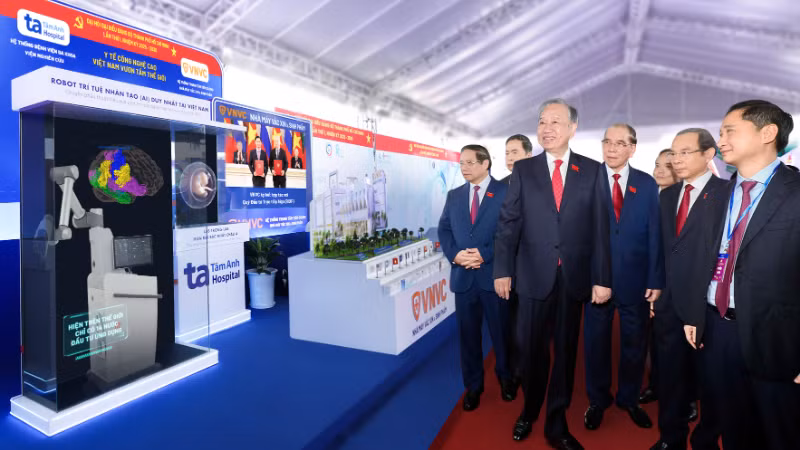 Tổng Bí thư Tô Lâm, Thủ tướng Chính phủ Phạm Minh Chính, Chủ tịch Quốc hội Trần Thanh Mẫn cùng các vị lãnh đạo, nguyên lãnh đạo Đảng và Nhà nước tham quan không gian triển lãm thiết bị công nghệ chiến lược.