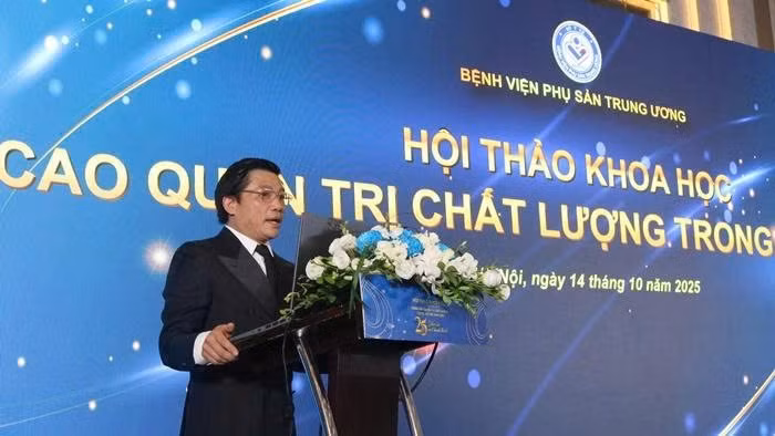Thầy thuốc nhân dân, Giáo sư, Tiến sĩ Nguyễn Duy Ánh, Giám đốc Bệnh viện Phụ sản Trung ương chia sẻ tại hội thảo. 