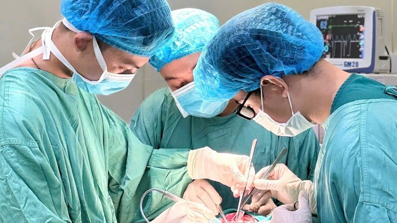 Các bác sĩ can thiệp cho người bệnh. 