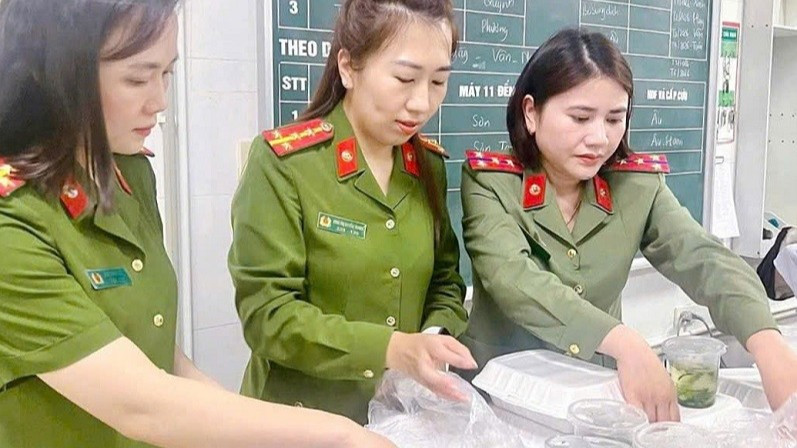 Các suất ăn được chuẩn bị chu đáo, bảo đảm dinh dưỡng cho người bệnh.