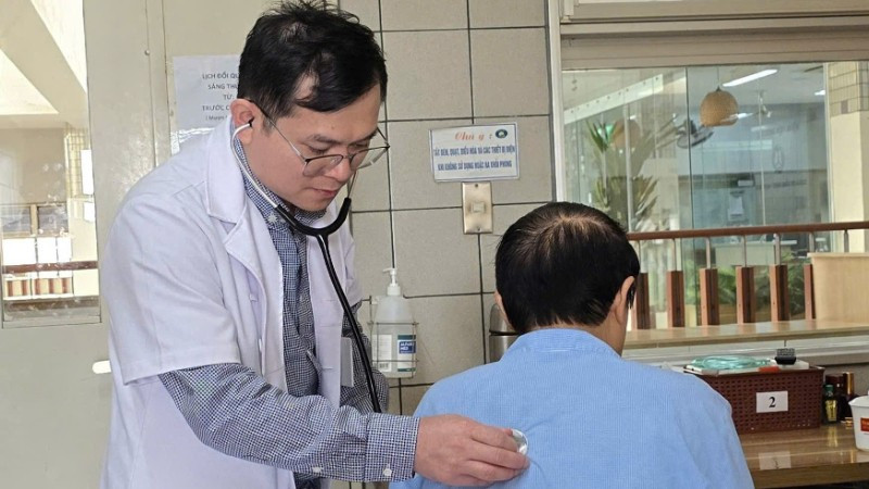 Tiến sĩ, bác sĩ Ngô Gia Khánh thăm khám cho người bệnh đang điều trị tại Khoa Phẫu thuật lồng ngực và mạch máu.