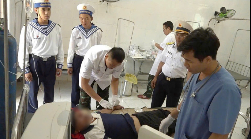 Các bác sĩ, điều dưỡng tại Bệnh xá đảo Song Tử Tây cấp cứu cho bệnh nhân.