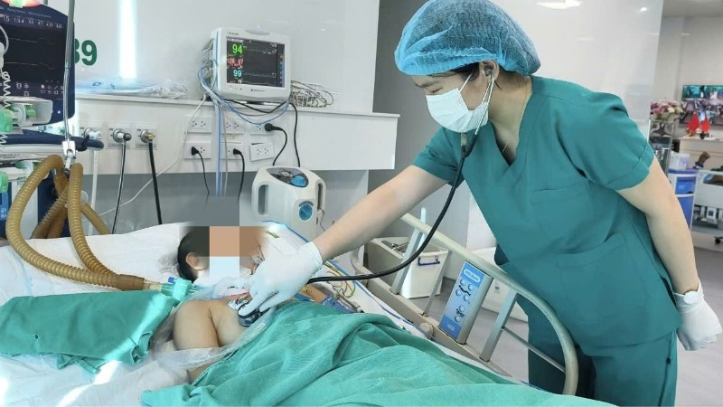 Gia đình đã xin đưa bệnh nhi về nhà chăm sóc. 
