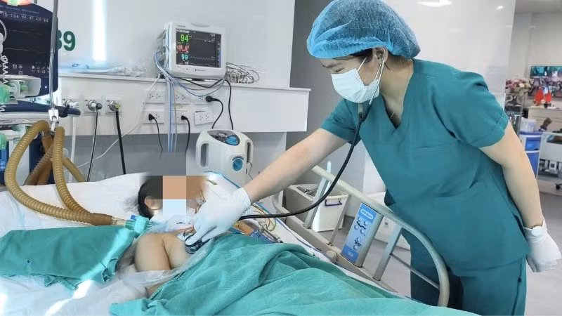 Gia đình đã xin đưa bệnh nhi về nhà chăm sóc. 