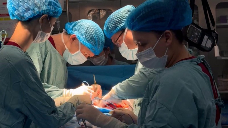 Các bác sĩ tiến hành phẫu thuật cho người bệnh. 