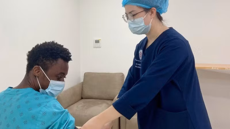 Người đàn ông mắc sốt rét sau khi trở về từ Nigieria.