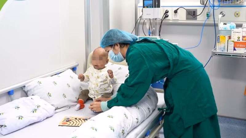 Bệnh nhi được chăm sóc và theo dõi sát sao trong quá trình hậu ghép.