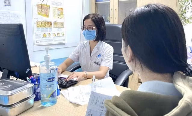 Bác sĩ khám, tư vấn cho bệnh nhân da liễu. (Ảnh: D.H)