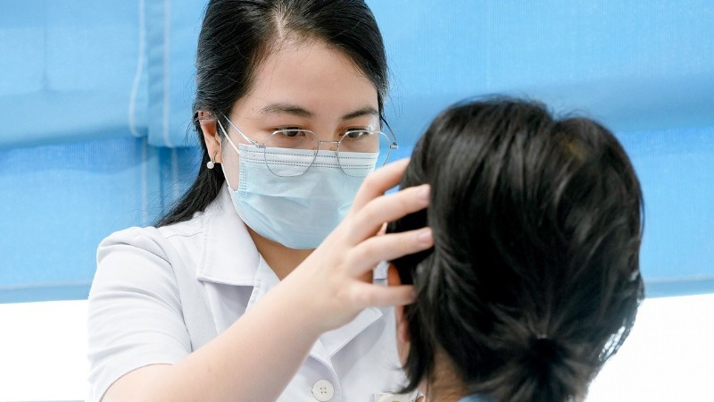 Bác sĩ Trần Thị Quyên thăm khám cho bệnh nhân bị viêm da tiếp xúc kích ứng nặng, bội nhiễm do biến chứng sau khi tẩy nốt ruồi tại một cơ sở đông y không bảo đảm chuyên môn.