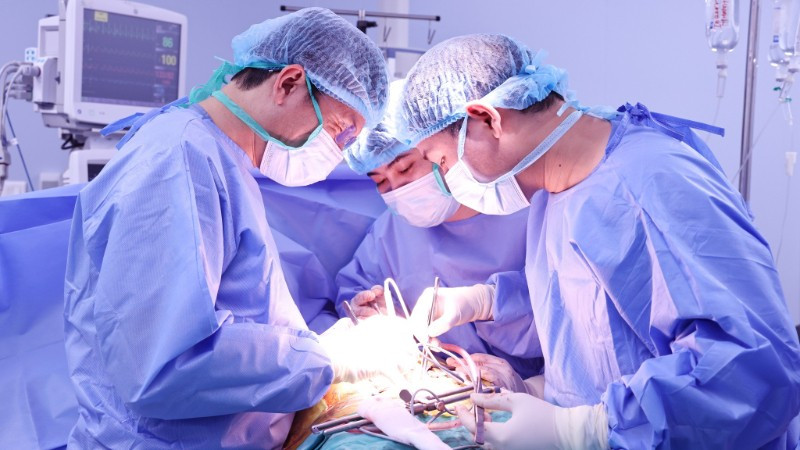Các bác sĩ triển khai một ca ghép tạng. 