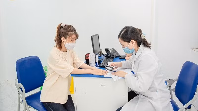 Bác sĩ khám da liễu cho bệnh nhân. (Ảnh minh họa)