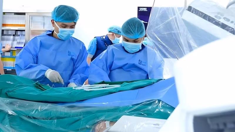 Ê-kíp thực hiện đặt stent động mạch vành phải dưới hướng dẫn của siêu âm trong lòng mạch (IVUS).