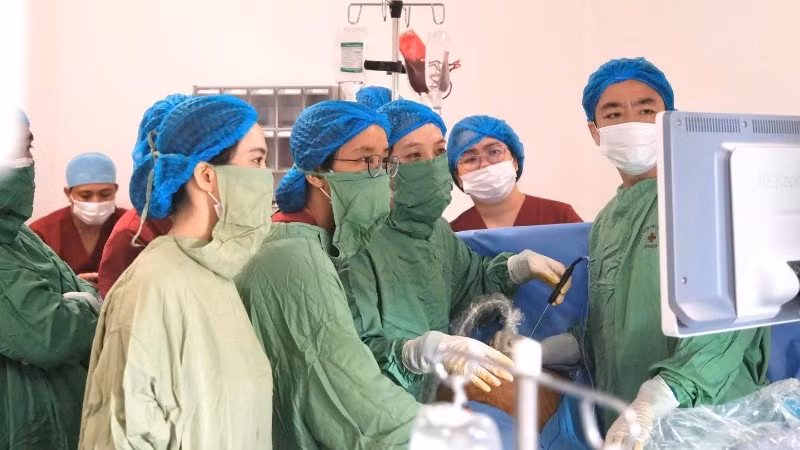 Ê-kíp Tiến sĩ, bác sĩ Phan Thị Huyền Thương và Tiến sĩ, bác sĩ Đỗ Tuấn Đạt thực hiện can thiệp bào thai cho sản phụ.