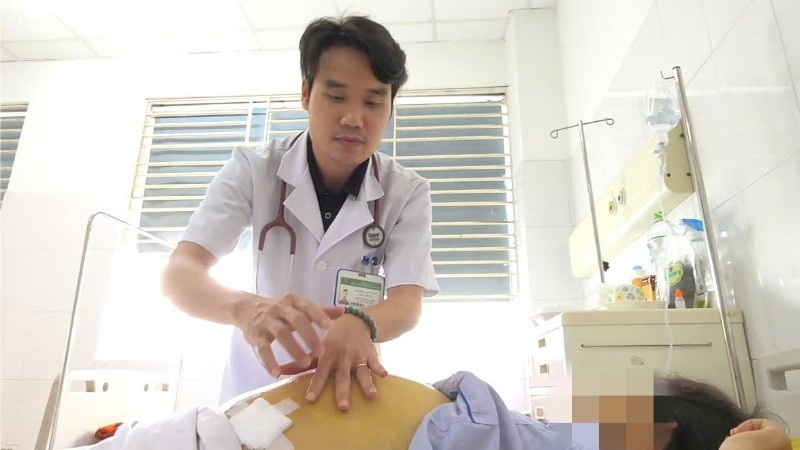 Bệnh nhân được chẩn đoán xơ gan mất bù, viêm gan B mạn tính và cổ chướng căng.