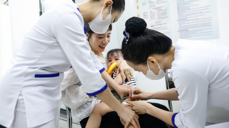 Bệnh nhi đầu tiên được tiêm vaccine não mô cầu thế hệ mới. 