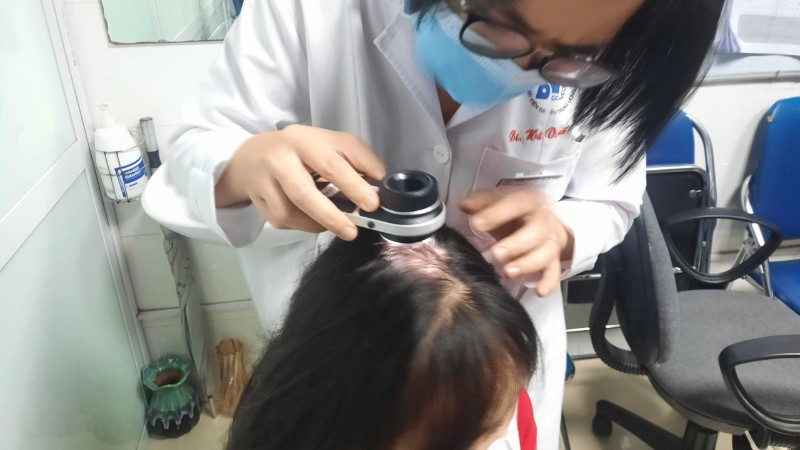 Bác sĩ thăm khám cho người bệnh. 