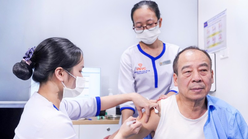Phó Giáo sư, Tiến sĩ, nguyên Cục trưởng Cục Y tế Dự phòng tiêm vaccine RSV.