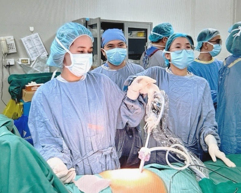 Bác sĩ can thiệp cho người bệnh. 