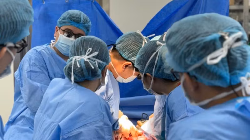 Ê-kíp bác sĩ tiến hành phẫu thuật ghép gan cho người bệnh. (Ảnh: BVCC)
