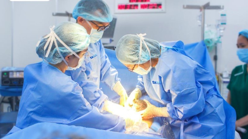 Bác sĩ phẫu thuật chủ động cho sản phụ.