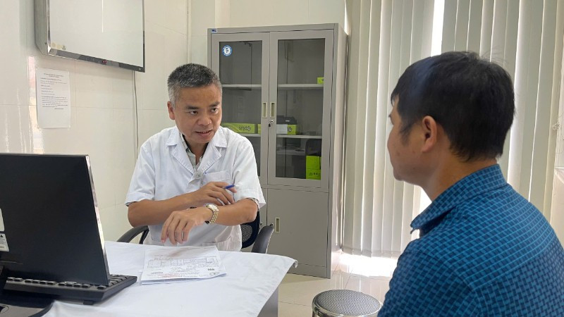 Tiến sĩ, bác sĩ Trần Huy Thọ, Phó Giám đốc Thường trực Bệnh viện Đặng Văn Ngữ, Viện Sốt rét-Ký sinh trùng-Côn trùng Trung ương tư vấn cho người bệnh đến khám bệnh lý ký sinh trùng. (Ảnh: THIÊN LAM)