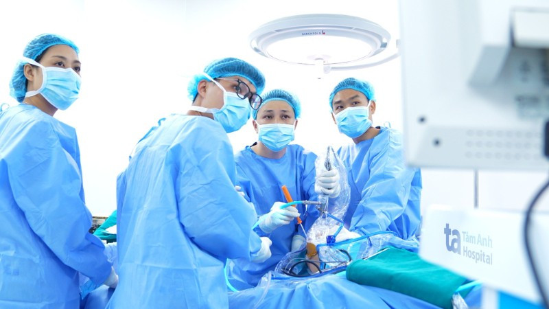 Ê-kíp bác sĩ phẫu thuật cho người bệnh. 