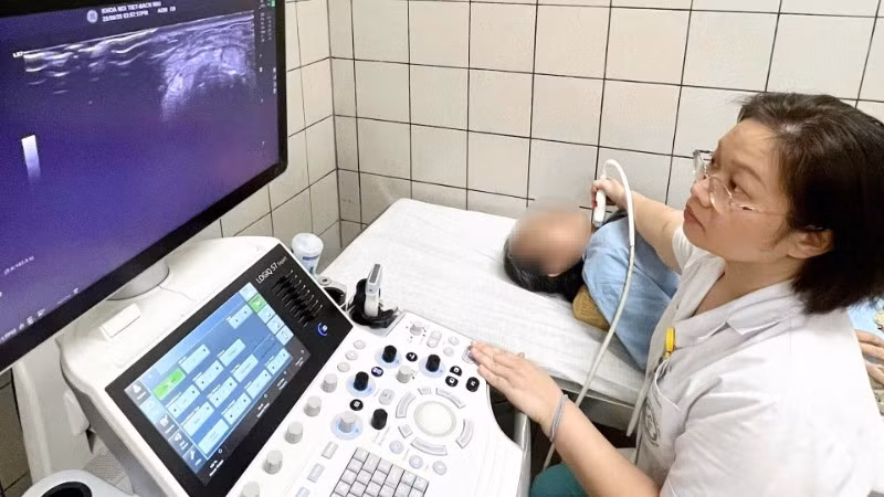 Bác sĩ chuyên khoa II Bùi Phương Thảo, Phó Khoa Nội tiết-Đái tháo đường siêu âm kiểm tra tuyến giáp cho người bệnh.