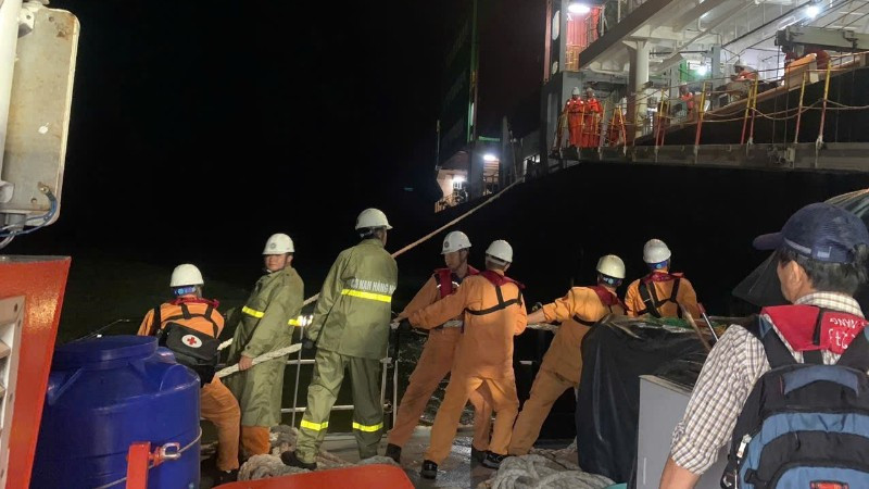 Tiếp cận tàu container để cấp cứu thuyền viên. 