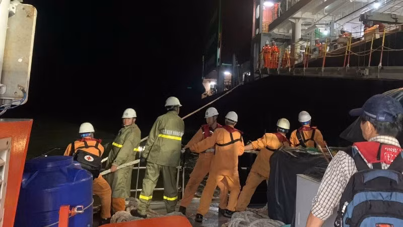 Tiếp cận tàu container để cấp cứu thuyền viên. 