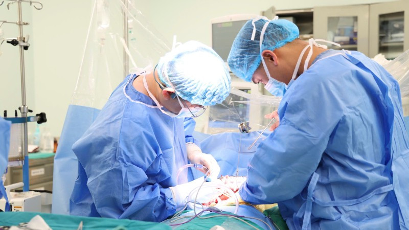 Bác sĩ tiến hành ghép gan cho người bệnh.