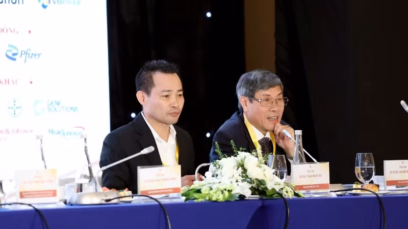 Tiến sĩ, bác sĩ chuyên khoa II Mai Trọng Hưng, Giám đốc Bệnh viện Phụ sản Hà Nội (trái) chủ tọa phiên khoa học.