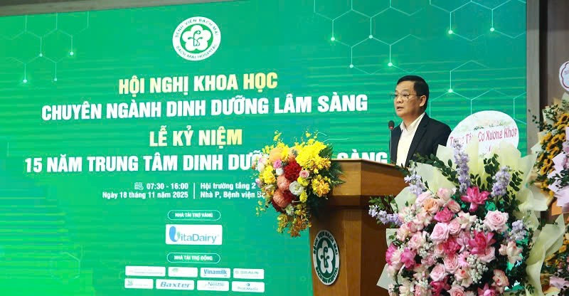 Tiến sĩ, bác sĩ Vương Ánh Dương, Phó Cục Trưởng Cục Quản lý Khám, chữa bệnh, Bộ Y tế phát biểu tại hội nghị.