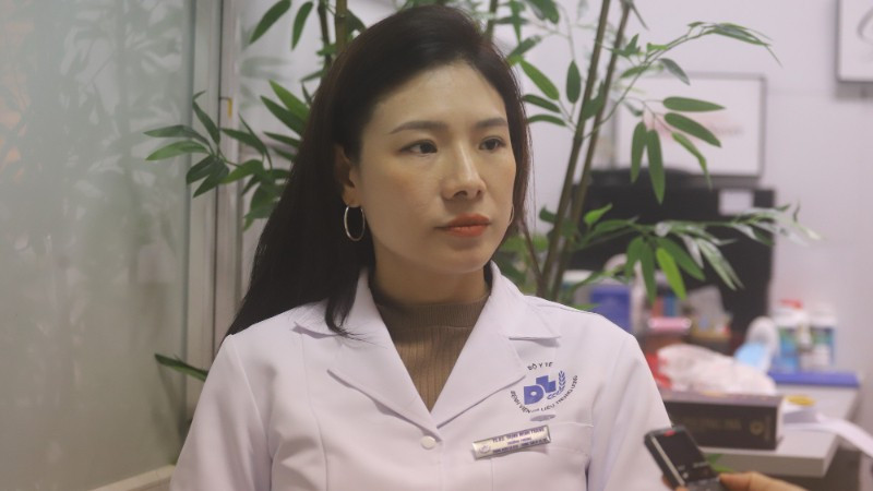 Tiến sĩ, bác sĩ Trịnh Minh Trang, Trưởng phòng Nghiên cứu khoa học và Hợp tác quốc tế, phụ trách Phòng khám chuyên đề các bệnh lây truyền qua đường tình dục, Bệnh viện Da liễu Trung ương.