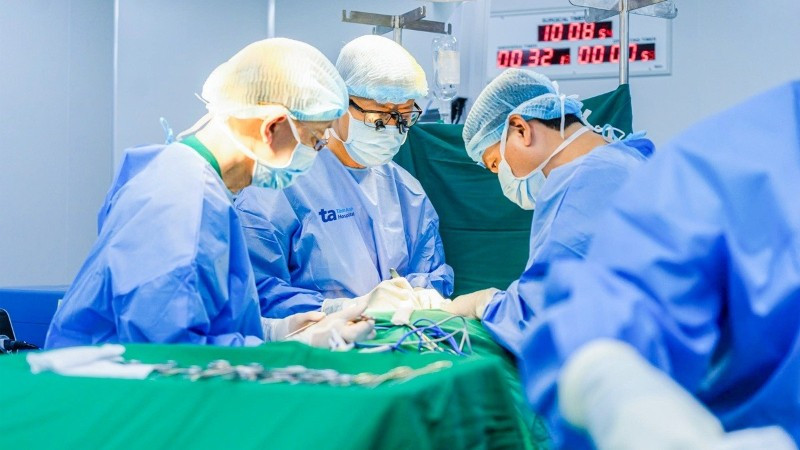Bác sĩ phẫu thuật cho bệnh nhi.