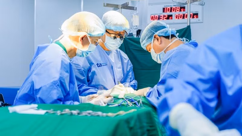 Bác sĩ phẫu thuật cho bệnh nhi.