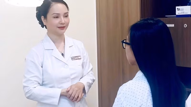 Bác sĩ thăm khám bệnh nhân sau phẫu thuật.